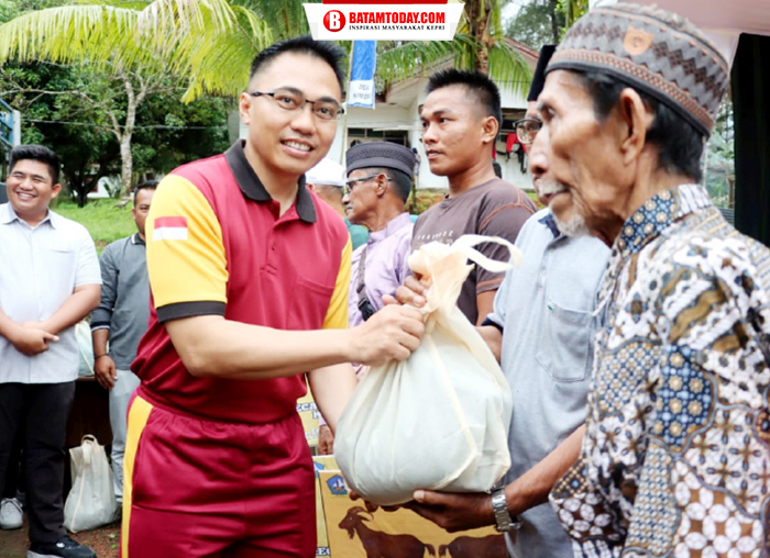 Kapolres Bintan AKBP Riky Iswoyo saat menyerahkan bantuan kepada warga Desa Numbing